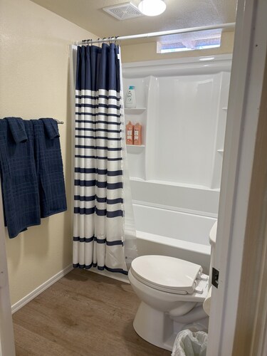 Affordable 2-bedroom apartment in Safford with AC.