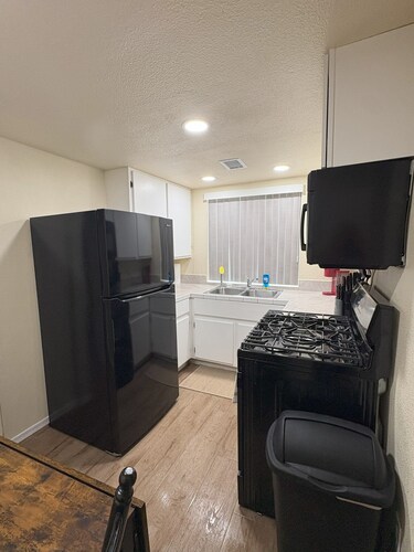 Affordable 2-bedroom apartment in Safford with AC.