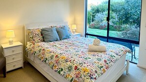4 bedrooms, iron/ironing board, free WiFi, bed sheets - Wandju Villa — Your Tranquil Family Escape in Geographe (Geographe)