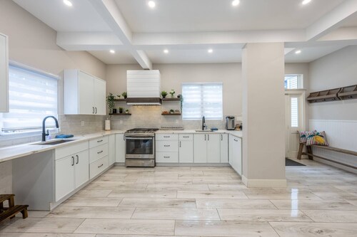 Spacious 6BR Retreat - Pool - Fire Pit - BBQ