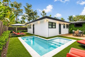 A modern house with a swimming pool, a patio with outdoor furniture, and a well-maintained garden. - Modern Home • Pool • Near Beach & Las Olas (Fort Lauderdale)