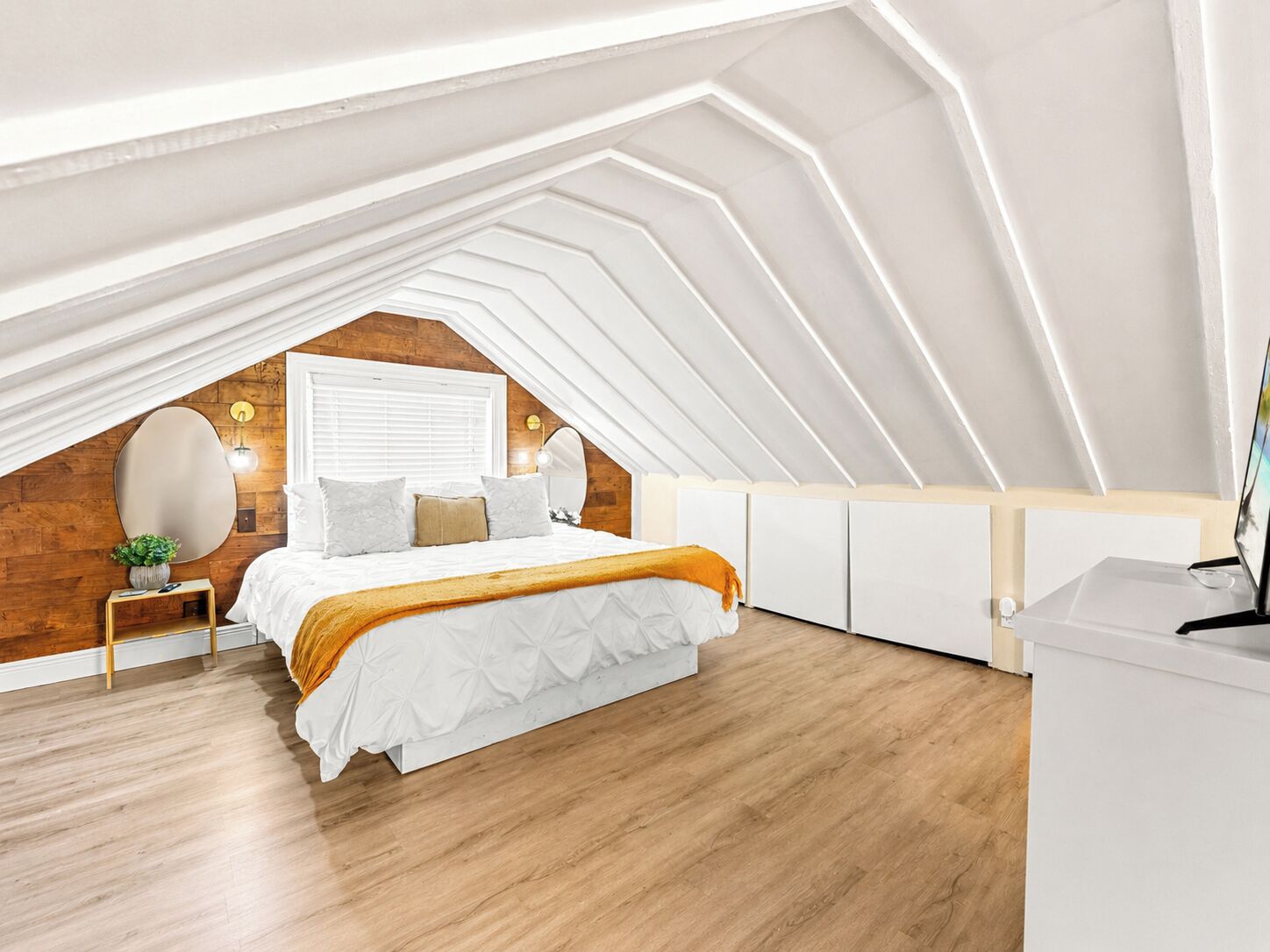 7 bedrooms, iron/ironing board, travel crib, free WiFi
