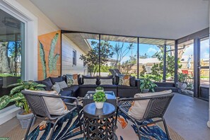 Terrace/patio - 2 Homes! - 4 MN to Madiera BCH - Hottub - HTD Pool (St. Petersburg)