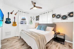 6 bedrooms, iron/ironing board, travel cot, free WiFi - 2 Homes! - 4 MN to Madiera BCH - Hottub - HTD Pool (St. Petersburg)