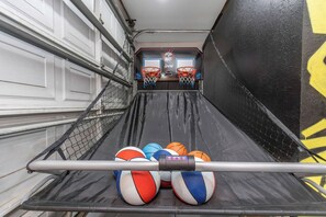 Ein schmaler Flur mit einem Basketballkorb und einer Basketballablage.