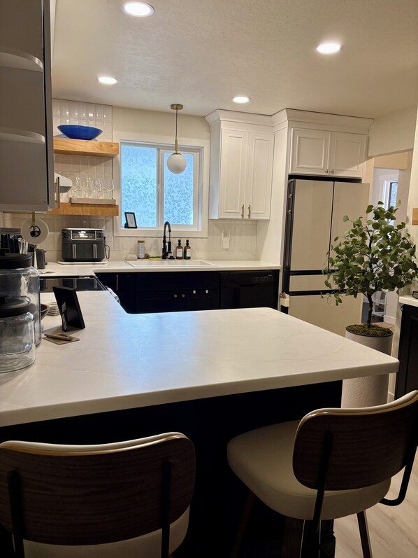 Microwave, oven, stovetop, dishwasher - Cozy Lake Golf Condo Romantic Escape + Girls getaway +Near Silverwood+Bunk Beds (Rathdrum)