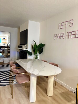 Dining - Cozy Lake Golf Condo Romantic Escape + Girls getaway +Near Silverwood+Bunk Beds (Rathdrum)