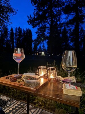Outdoor dining - Cozy Lake Golf Condo Romantic Escape + Girls getaway +Near Silverwood+Bunk Beds (Rathdrum)