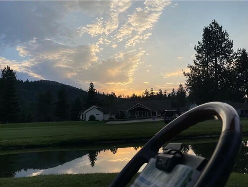Cozy Lake Golf Condo Romantic Escape + Girls getaway +Near Silverwood+Bunk Beds