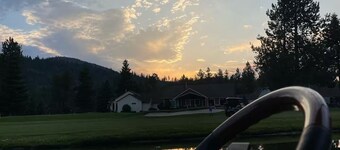 Cozy Lake Golf Condo Romantic Escape + Girls getaway +Near Silverwood+Bunk Beds
