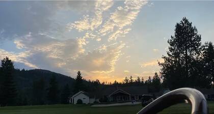 Cozy Lake Golf Condo Romantic Escape + Girls getaway +Near Silverwood+Bunk Beds