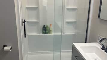 Douche, sĂšche-cheveux, serviettes fournies, savon