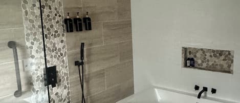 Chuveiro, secador de cabelo, toalhas de banho, sabonete