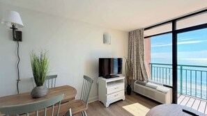 Dining - Fabulous Oceanfront 1bd +pool and hot tub (Myrtle Beach)