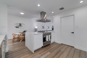 Private kitchen - Hollywood Hills, Runyon Canyon Townhouse (Los Angeles)