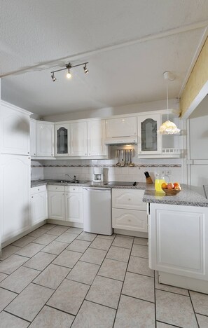 Fridge, microwave, dishwasher, cookware/dishes/utensils - PALMIER - Villa Port Nature 83 - Chic - 2 people (AGDE)