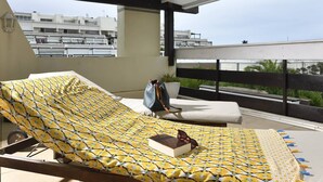 A sunbed with a patterned cover, a book, and sunglasses on it, and a potted plant beside it. - PAPRIKA - Villa Port Nature 69 - Luxury - 4 people (AGDE)
