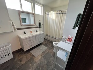 Bathroom -  Cozy, modern house, quiet neighborhood, with mountain view (Livingston)