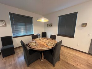 Dining -  Cozy, modern house, quiet neighborhood, with mountain view (Livingston)