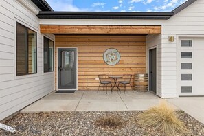 Outdoor dining -  Cozy, modern house, quiet neighborhood, with mountain view (Livingston)