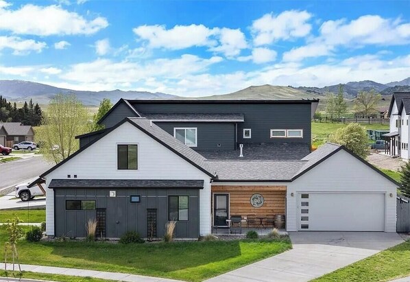 Exterior -  Cozy, modern house, quiet neighborhood, with mountain view (Livingston)