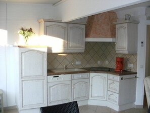 Fridge, microwave, dishwasher, cookware/dishes/utensils - CLASSIC - Villa Port Nature 30 - Chic - 2 people (AGDE)