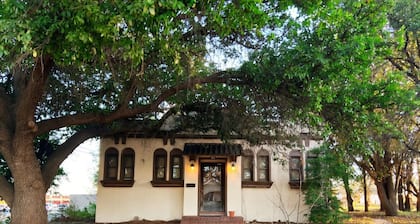 3-BR house with private park in great central location