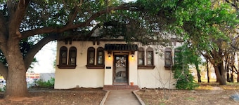 3-BR house with private park in great central location