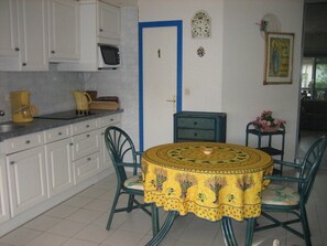 Fridge, microwave, dishwasher, cookware/dishes/utensils - Villa Port Nature 81 - 4 people (AGDE)