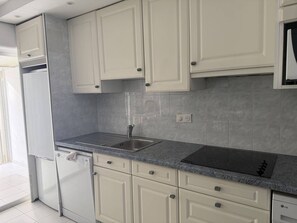 Fridge, microwave, dishwasher, cookware/dishes/utensils - Villa Port Nature 81 - 4 people (AGDE)