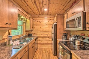 Private kitchen - Apple Dumpling 1/1! Pool Table! No Service Fee! (Clarkesville)