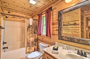 Bathroom - Apple Dumpling 1/1! Pool Table! No Service Fee! (Clarkesville)