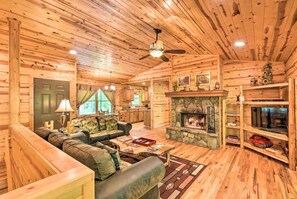 Living area - Apple Dumpling 1/1! Pool Table! No Service Fee! (Clarkesville)