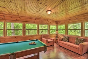 Games room - Apple Dumpling 1/1! Pool Table! (Clarkesville)