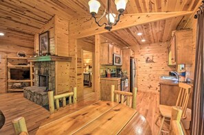Fridge, microwave, oven, stovetop - Bear Paw 1/1! Pool Table! Near Helen (Clarkesville)