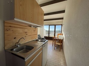 Fridge, microwave, cookware/dishes/utensils - Port Soleil Studio PS604 - 2 people (AGDE)