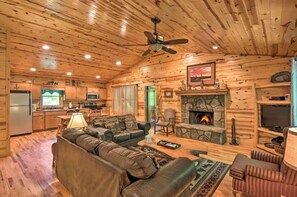 Smart TV, fireplace - Mountain Laurel 2/2! Pool table! Firepit! Close to Helen. (Clarkesville)