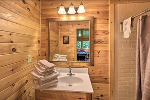Shower, towels - Mountain Laurel 2/2! Pool table! Firepit! Close to Helen. (Clarkesville)