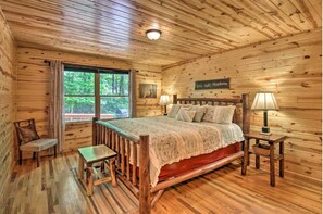 2 bedrooms, iron/ironing board, free WiFi, bed sheets - Mountain Laurel 2/2! Pool table! Firepit! Close to Helen. (Clarkesville)