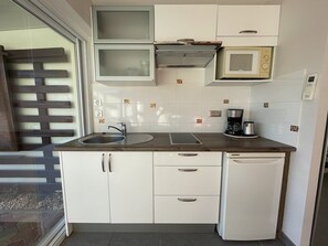 Fridge, microwave, cookware/dishes/utensils - Villa Port Nature 18 - 4 people (AGDE)