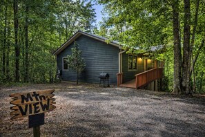 A cabin with a gravel driveway, a wooden deck, and a sign indicating 'Mt View.' - Mountain View 2/2 Cabin! Near Helen! (Clarkesville)