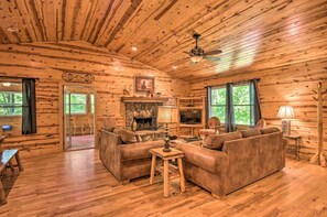 Smart TV, fireplace - Outlook Cabin! Close to Helen! (Clarkesville)