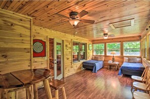 2 bedrooms, iron/ironing board, free WiFi, bed sheets - Outlook Cabin! Close to Helen! (Clarkesville)
