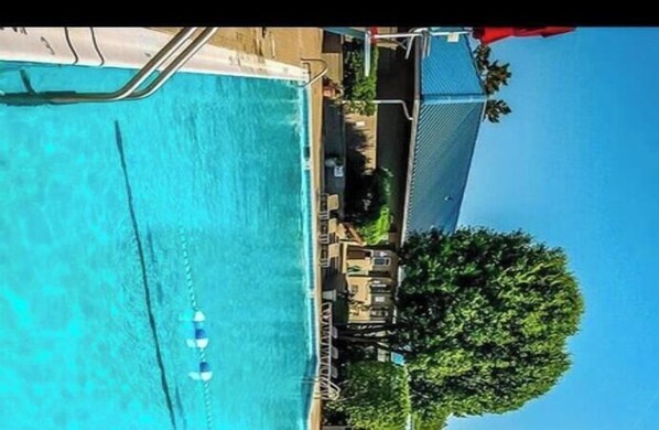 Outdoor pool - Cozy 2-bedroom condo with AC in pleasant Ocean City (Ocean City)