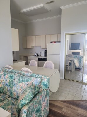 Interior - Cozy 2-bedroom condo with AC in pleasant Ocean City (Ocean City)
