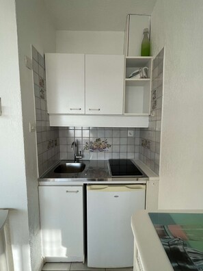 Kühlschrank, Mikrowelle, Kochgeschirr/Geschirr/Besteck