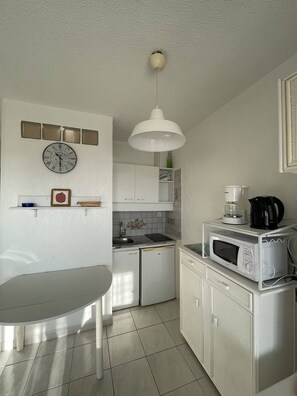 Fridge, microwave, cookware/dishes/utensils - Port Nature Studio 727 - 4 people (AGDE)