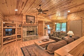 Smart TV, fireplace - 2/1 Wishing Well with Pool Table! Minutes to Helen! (Clarkesville)
