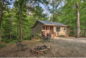 A small cabin with a porch, a fire pit, and outdoor furniture. - 2/1 Wishing Well with Pool Table! Minutes to Helen! (Clarkesville)