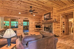 Smart TV, fireplace - 2/1 Wishing Well with Pool Table! Minutes to Helen! (Clarkesville)